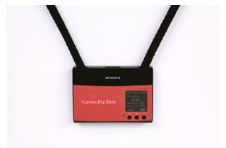 日立、集団の幸福感を計測できるウェアラブルセンサーを開発