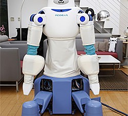 理研、柔らかな接触と大きな力を両立したロボット「ROBEAR」