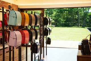 長野県・見学可能なランドセル工房「土屋鞄製造所 軽井澤工房」オープン