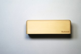 なでることだけに特化したヒノキのブロック「Rubood」