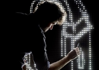 千葉県・成田国際空港に「ハンコヤドットコムNARITA」期間限定オープン－水で光るLEDボードを設置