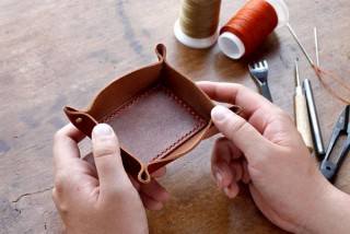 3店舗で開催される土屋鞄製造所の革小物ワークショップ「革のトレーづくり」