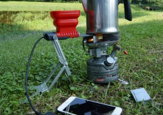 アウトドアや非常時に最適！火と水で発電するUSB充電器