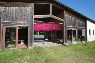 東京都・現代アートの世界に触れられる「伊豆大島 アートアイランズTOKYO現代美術展バス見学ツアー」