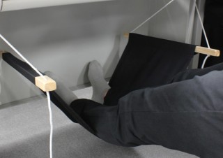 上海問屋、デスクの下に取り付けられる足用ハンモックを発売
