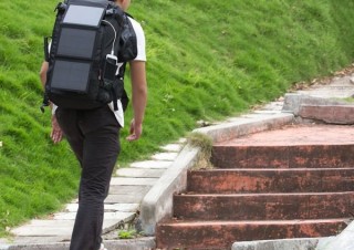 上海問屋、屋外でスマートフォンを充電できるソーラーUSB充電器を発売