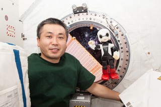 東京都・宇宙から帰還した“ロボット宇宙飛行士”の「KIROBO」特別公開