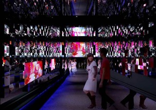 東京都・蜷川実花氏とすみだ水族館の初コラボレーション企画の体験型展示「クラゲ万華鏡トンネル」
