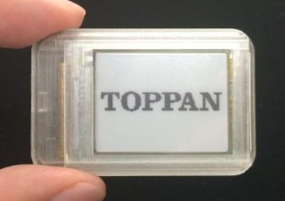 凸版印刷、非接触リーダーライタからの給電のみで書き換えが可能な電子ペーパー表示機を発表
