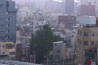 秋雨が続くので、今売れてるお洒落なデザインのレインコートを調査