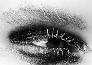 12名のクリエイターのプライベート作品やインタビューを掲載した自費出版の雑誌「NUZ 01th issue」