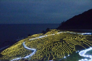 石川県・夜の棚田を2万1000個のLEDで彩る壮大なイルミネーションイベント「あぜのきらめき」