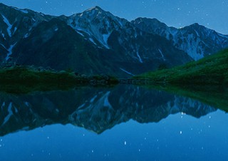 山梨将典氏による夜の自然風景の写真集「ニッポンの星、月、夜の絶景」