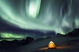 映画館のように写真を映す松本紀生氏のフォトライブ「オーロラの大地」が近畿大学東大阪キャンパスで開催