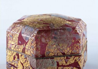 ガラス作家の藤田喬平氏による初期から晩年までの作品約60点の展示が富山県で開催