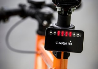 GARMINが自転車用レーダー「Varia J」を発売、後方に接近する自動車を感知