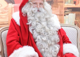 フィンランドから来日した公認サンタクロースとの記念撮影会が全国9カ所で順次開催