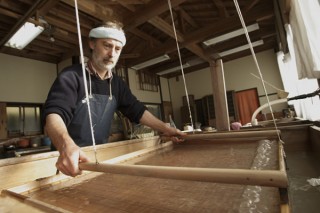 手漉き和紙作家による土佐和紙を用いた作品展「ロギール アウテンボーガルト：和紙の世界」が東京で開催