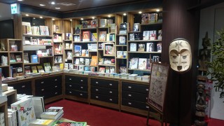 カフェゾーンを備える三省堂書店 池袋本店がオープン！アート系書籍コーナーではデザイン雑貨も併売