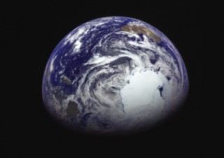JAXAが「はやぶさ2」地球スイングバイの結果を発表、撮影写真を公開