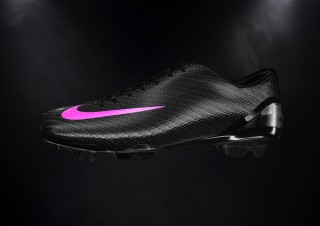 ナイキ、カーボンファイバー製「Mercurial SL」をリリース