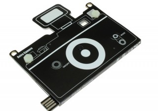 ほぼ紙! 約6mmのボディに紙が付いただけの「紙みたいなデジタルカメラ」