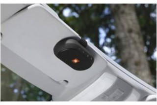 ハーマン、クルマのサンバイザーに挟めるスピーカー「JBL TRIP」を発売