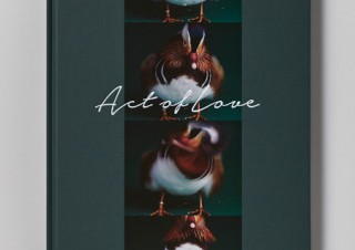 卓越したデザインで動物たちの求愛行動を示した図鑑「ACT OF LOVE 〜愛は、行動するもの。〜」