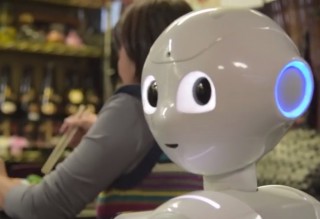 人型ロボット「ペッパー」を家庭でも、ソフトバンクが全国約100店舗で販売開始