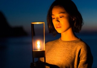 仄かな灯りの中で聴く透き通るような高音質、ソニーの「グラスサウンドスピーカー」