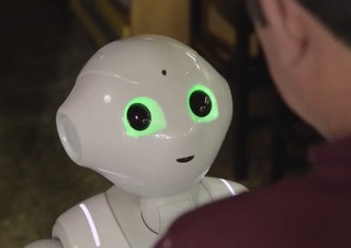 呼び込み・受付・商品紹介を全部ロボットが行う「Pepperだらけの携帯ショップ」