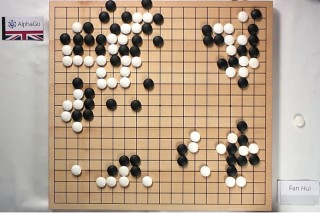 Googleの人工知能がプロ棋士に初勝利、次戦は「囲碁界の魔王」イ・セドル