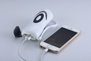 災害時に手回し発電！小型の手回し式充電ラジオライト「プチサンダー」が発売