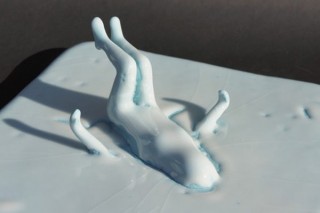 陶を素材に造形する現代アーティスト小松冴果氏の個展「water cycle」が東京で開催