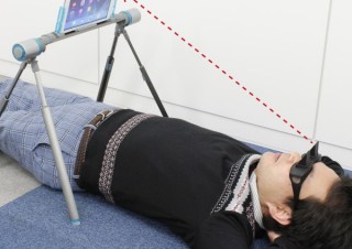 寝たまま読書やテレビ視聴が可能！上海問屋の「真下が見えるメガネ」