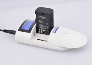 これ1台でさまざまなデジカメやビデオカメラの充電が可能！ケンコー・トキナーの「ENERG」