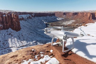DJIがドローン新モデル「Phantom 4」を発表、障害物感知システムを追加