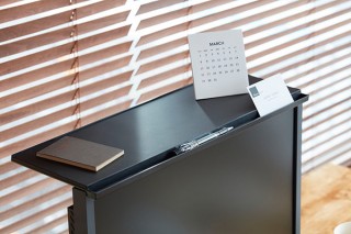 キングジム、液晶ディスプレイの“上”の空間を有効活用する「ディスプレイボード」を発売