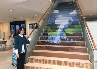 レオパレス21と近畿大学の産学連携によりエルプラス大阪で階段デザインアートが公開