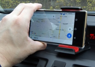 強力吸盤でしっかり固定！上海問屋のクリップ型車載用スマホホルダー