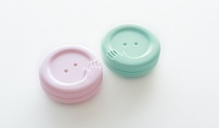 ハグすると電気を消したりできる「ハグボタン」、ユカイ工学と電通が開発