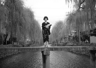 小山薫堂 / アレックス・ムートン氏の写真展「ライカと歩く京都」が大丸東京店で開催