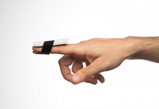 ドスパラ、指に装着して空中でPCを操作できる新デバイス「BIRD」の予約販売を開始