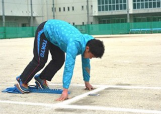 KDDI、聴覚障がい者に陸上競技のピストルを光で知らせるアプリを提供開始