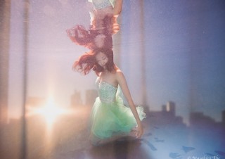 水中撮影や多重露光を用いた作品を鑑賞できる安部マサヒロ氏の写真展「水槽少女」が東京で開催