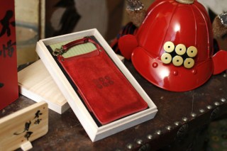 協和、真田幸村をモチーフにしたスマホケース「すまほぶくろ“不惜身命パッケージ”」を発売