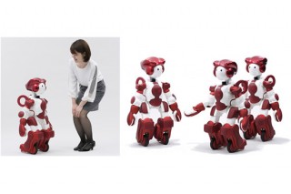 日立、転倒からの起き上がり機能を搭載した人型ロボット「EMIEW3」を開発