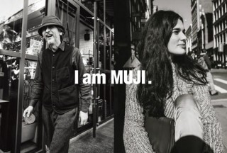 街中で見つけた人々の“ありのままの姿”をモノクロ撮影した無印良品の写真展「I am MUJI.」