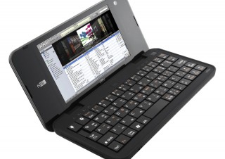 本体388g、ポケットサイズのウルトラモバイルPC