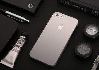 ロア、鉄のような肌触りのiPhone SE用ケース「エコスリム アイアン」を発売